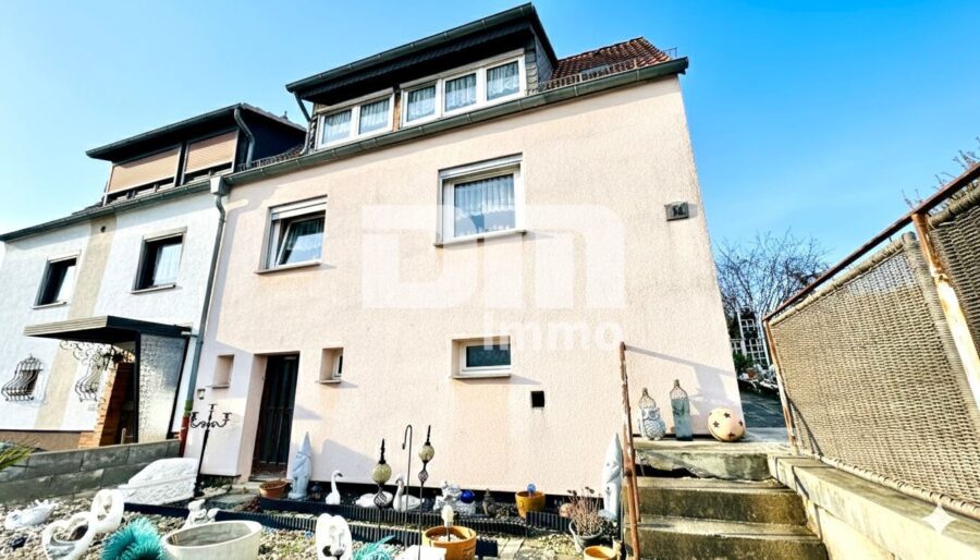 Schöne Doppelhaushälfte in schöner Wohnlage mit Panoramablick, Gartenbereich und Garage - Frontansicht Zugang 1